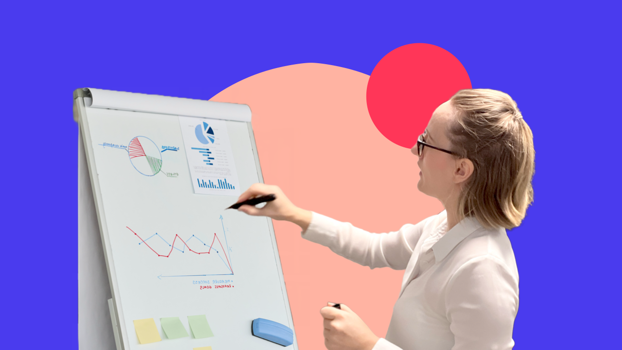 Tiimivalmentaja työssään.